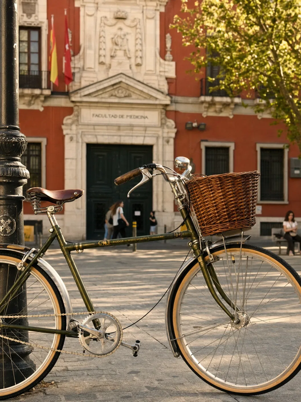 Bicicleta antigua aparcada en una calle de Madrid